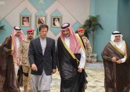 رئيس وزراء باكستان الإسلامية يصل المدينة المنورة