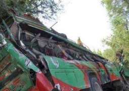 مقتل 17 شخصًا إثر سقوط حافلة ركاب بنهر شمال باكستان