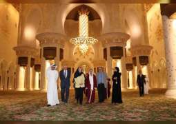 رئيسة لجنة شبه الجزيرة العربية في البرلمان الأوروبي تزور جامع الشيخ زايد الكبير في أبوظبي