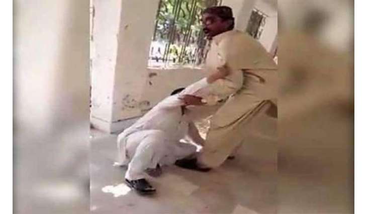 طالبہ دے والد نال بدتمیزی کرن والے کلرک نوں نوکریوں کڈھ دتا گیا
