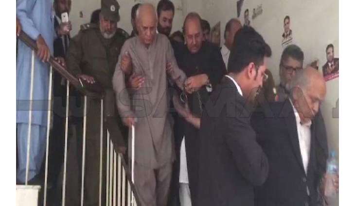 سابق وائس چانسلر پنجاب یونیورسٹی تے ہور اُستاداں نوں ہتھکڑی کیوں لائی گئی؟
مجاہد کامران تے ہور اُستاداں نوں ہتھکڑی لگن دی اندرونی کہانی ساہمنے آ گئی
