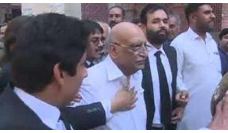 اُستاداں نوں ہتھکڑیاں لان اُتے ایڈیشنل ڈائریکٹر نیب لاہور معطل
محمد رفیق نوں چیئرمین نیب دی ہدایت اُتے معطل کیتا گیا