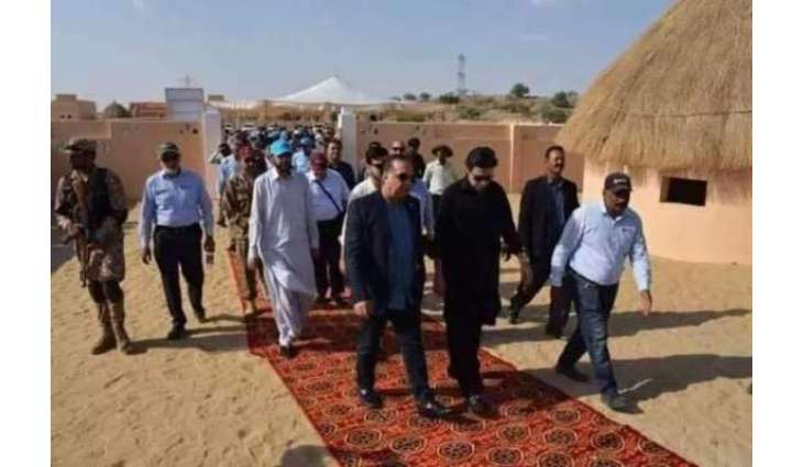 ویکھی کیتے پیر نہ سڑ جان!تھر وچ عمران اسماعیل دی آمد دے موقعے اُتے ریڈ کارپٹ وچھا دتا گیا