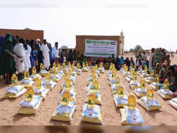 سفارة الدولة توزع مساعدات غذائية على متضرري الجفاف بموريتانيا