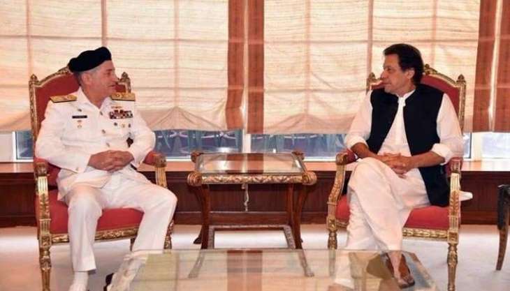 قائد القوات البحرية الباكستانية الأدميرال ظفر محمود عباسي يلتقي رئيس الوزراء عمران خان
