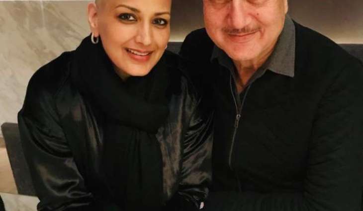 Sonali Bendre twins with Anupam Kher in latest picture