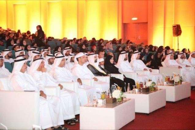 محمد بن سعود يكرم 79 فائزا بجائزة رأس الخيمة للتميز التعليمي 
