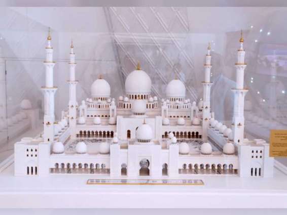 مركز جامع الشيخ زايد الكبير يهدي إصدارات المركز ومجسم المعلمة الاسلامية لـ"متحف السلام والوفاق" بكازاخستان