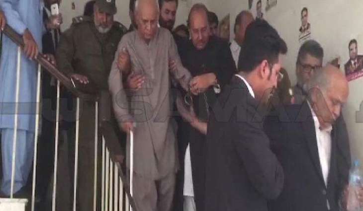سابق وائس چانسلر پنجاب یونیورسٹی تے ہور اُستاداں نوں ہتھکڑی کیوں لائی گئی؟
مجاہد کامران تے ہور اُستاداں نوں ہتھکڑی لگن دی اندرونی کہانی ساہمنے آ گئی