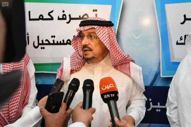 أمير منطقة الرياض يتفقد نادي الحي بثانوية عرقة