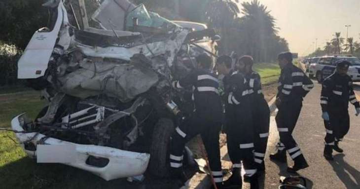 مقتل سائق السیارة و اصابة ۶شخصا عبر حادث الطریق في أبوظھبي
