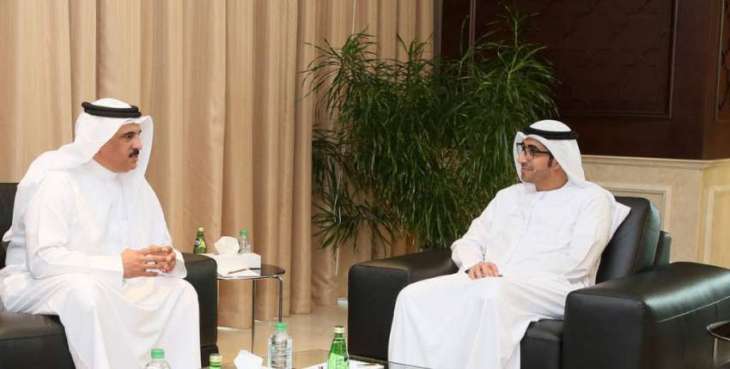 وزير الموارد البشرية والتوطين يلتقي سفير البحرين
