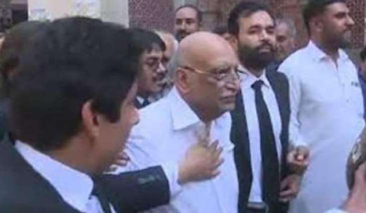 اُستاداں نوں ہتھکڑیاں لان اُتے ایڈیشنل ڈائریکٹر نیب لاہور معطل
محمد رفیق نوں چیئرمین نیب دی ہدایت اُتے معطل کیتا گیا