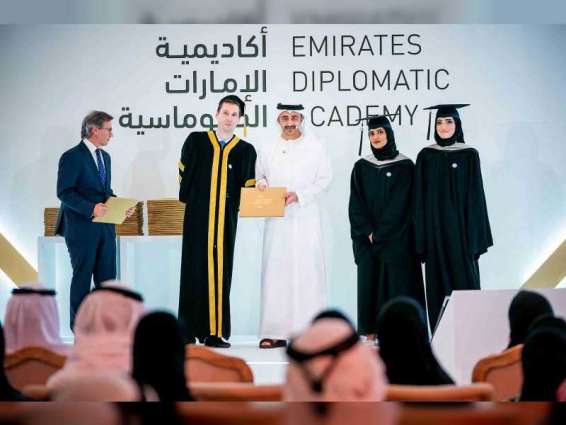عبدالله بن زايد يشهد حفل تخريج طلبة أكاديمية الإمارات الدبلوماسية