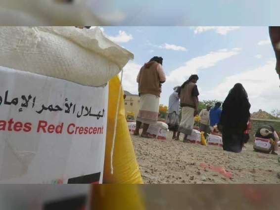 الهلال الأحمر يوزع 1000 سلة غذائية في مديرية الوضيع اليمنية