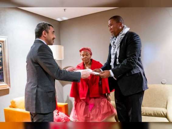 عبدالله بن زايد يكرم عائلة رئيس جنوب أفريقيا الأسبق نيلسون مانديلا