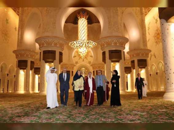 رئيسة لجنة شبه الجزيرة العربية في البرلمان الأوروبي تزور جامع الشيخ زايد الكبير في أبوظبي