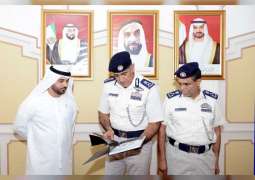 قائد عام شرطة أبوظبي يتسلم نسخة من كتاب "حلمك يازايد" 