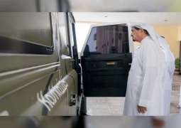 حاكم عجمان يتفقد أحد سيارات أسطول مشروع " كشتة"