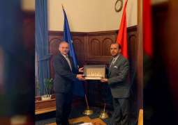 سفير الدولة في بودابست يلتقي وزير الداخلية المجري