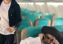 مولانا خادم حسین رضوی دی جہاز وچ بیٹھیاں دی تصویر وائرل
