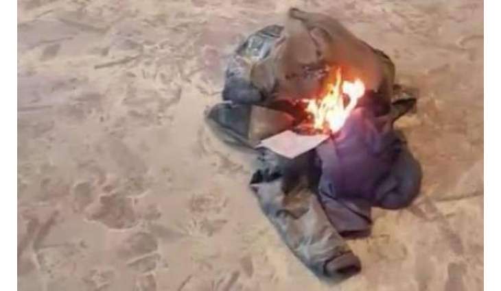 2وزیراں نے ائر پورٹ اُتے اپنے ای کپڑے ساڑ دتے
کپڑے ساڑن دی ویڈیو سوشل میڈیا اُتے وائرل ہو گئی