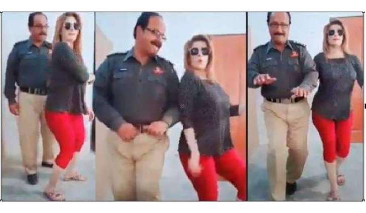 پولیس افسر دی سوانی نال ڈانس کرن دی ویڈیو سوشل میڈیا اُتے وائرل،انسپکٹر معطل