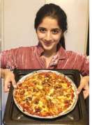 One girl many talents – Mawra Hocane makes a scrumptious pizza