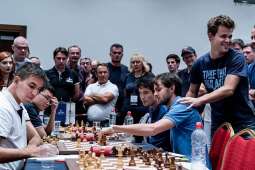 Norway's Magnus Carlsen Remains World Chess Champion Beating US Fabiano Caruana 9:6