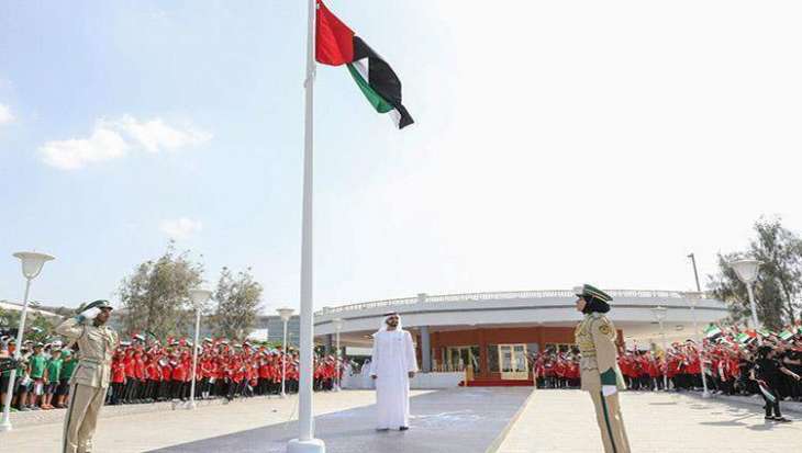 محمد بن راشد يرفع علم الإمارات في دار الاتحاد