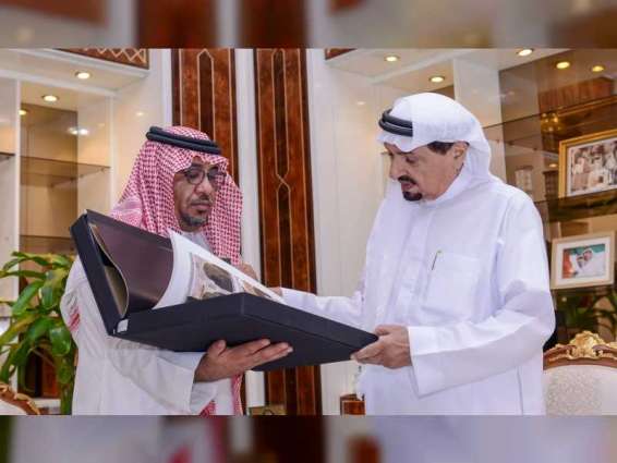 حاكم عجمان يطلع على أهداف برامج وأنشطة مؤسسة الملك خالد الخيرية
