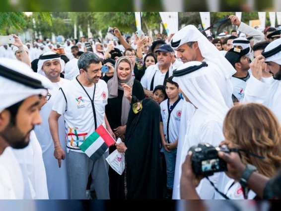 عبدالله بن زايد يقود مسيرة التسامح بحديقة أم الإمارات في أبوظبي