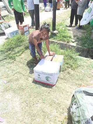 مركز الملك سلمان للإغاثة يواصل توزيع المساعدات الإغاثية والإيوائية لمتضرري زلزال سلاويسي في إندونيسيا