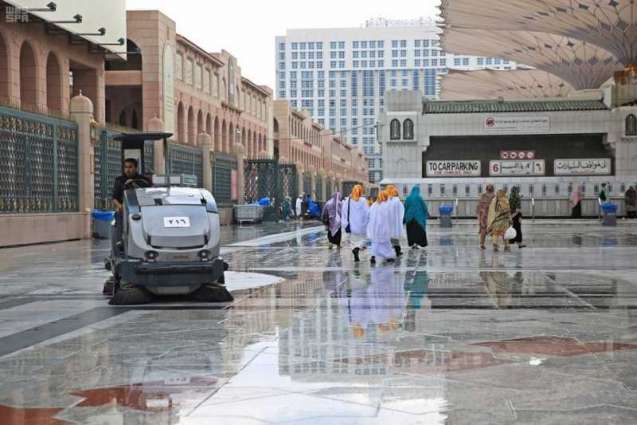 وكالة شؤون المسجد النبوي تكثف أعمال النظافة وتنظيم الحشود خلال هطول الأمطار