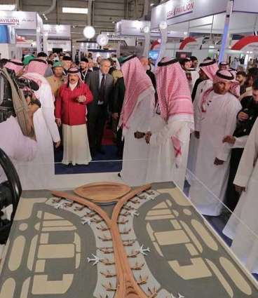 ملك البحرين يزور جناح هيئة الطيران المدني
