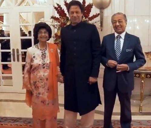 Fangirl moment: Malaysian First Lady requests PM Imran to hold his hand