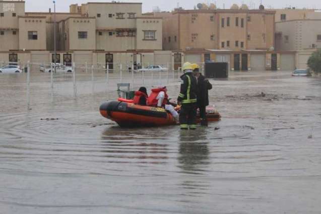 فرق الدفاع المدني بمنطقة القصيم تباشر حوادث نتجت بسبب هطول الأمطار