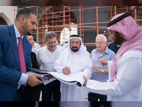 <span>سلطان القاسمي يطلع على سير العمل في مشروع جامع الشارقة</span>
