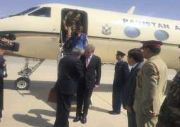 وزیر الخارجیة الباکستاني شاہ محمود قریشي یصل الي أفغانستان في زیارة لہ الرسمیة