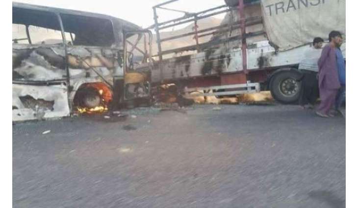 چیچہ وطنی، مسافر بس اتے آئل ٹینکر اچ تصادم ، 3 بندے جاں بحق، 17 زخمی حادثہ بس دے ڈرائیور کوں نیند ر آونڑ پاروں پیش آیا،زخمیاں کوں تحصیل ہسپتال چیچہ وطنی منتقل کرڈتا گئے،ترائے دی حالت تشویشناک ہے