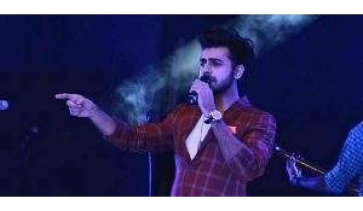 Farhan Saeed pays tribute to Junaid Jamshed in live concert