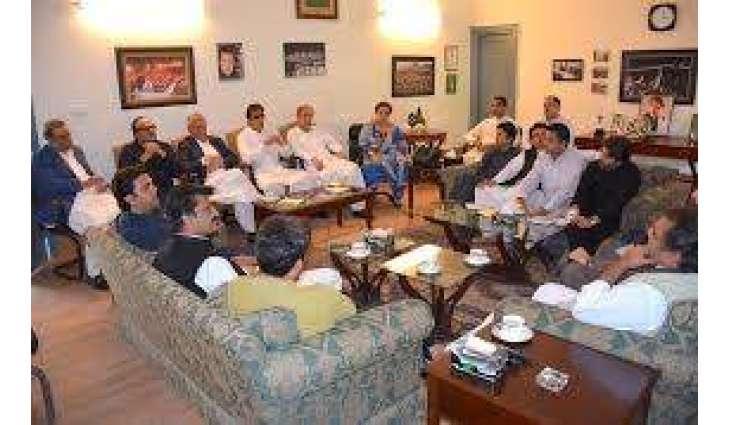 وفاقی کابینہ دا اجلاس ساڈھے گیارھاں شروع ہویاپر وزیراعظم کدوں آئے؟مثال قائم کر دتی
 اجلاس باقاعدہ تے ساڈھے گیارھاں وجے شروع ہویا پر عمران خان دو گھنٹے پہلاں ای بیٹھے سن:عامر متین