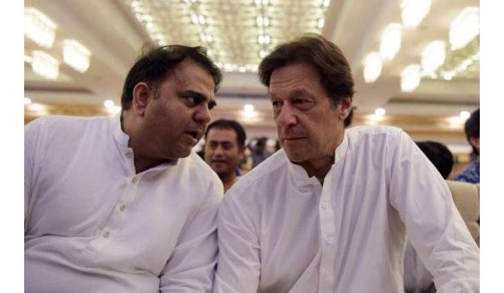 وزیراعظم عمران خان اتے پی ٹی آئی ا یہ مینڈیٹ گھن تے آئی ہے جو اساں احتساب کرنے اتے چوراں کو ں پکڑنے‘نواز شریف اتے آصف علی زرداری دنیا دا سبھ توں وڈا منی لانڈرنگ دا نیٹ ورک چلیندے رہے ہن ‘ حدیبیہ مل‘عزیزیہ مل ‘پاک لینڈ ‘ہل میٹل مل کاغذی کمپنیاں ہن‘انہاں کمپنیاں اچ صرف پراجیکٹ داکمیشن باہر ادا تھیندا اتے ول اوہ واپس پاکستان آندا ہا ‘ نواز اتے زرداری وچال چارٹر آف کرپشن طے تھیا، 
انہاں ڈوہائیں جمہوریت دا ناں لوٹ مار رکھیا ہا ،لوٹ مار جاری رہوے تاں جمہوریت فروغ پیندی ہے اتے اگر انہاں تے ہتھ پاﺅں تاں جمہوریت خطرے اچ پئے ویندی ہے ،نواز شریف پارلیمان ‘سپریم کورٹ ‘ہائیکورٹ ‘احتساب عدالت اچ کڈاہیں وی پیسیاں دا حساب نی ڈے سگے ‘جڈاں ادارے خودمختار تھی گئے تاں وڈے وڈے چور پکڑے ویندے پن ‘اساڈی حکومت نواز شریف اتے آصف علی زرادری دے خلاف کیس نی بنڑائے ، صرف آزاد تفتیش اچ سہولتاں ڈیندے پئے ہسے ،ن لیگ دی پریس کانفرنس فلاپ شو ہا ،انہاں دے چہراں توں پتہ لگدا پیا ہا جو ا وہ کوڑ ماردے پن ، لوگ سنڑن چاہندے ہن جو عدالت دے اندر نواز شریف تے جیرھا الزام ثابت تھئے انہاں دا جواب تاں ڈیوو ‘ن لیگ دا صرف ا یہ جواب آیا جو اساں چور ہسےوفاقی وزیر اطلاعات تے نشریات چوہدری فواد حسین دامعاون خصوصی ریونیو حماد اظہر اتے سینٹ اچ قائد ایوان شبلی فراز دے کٹھے پریس کانفرنس نال خطاب
