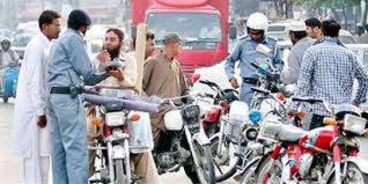 لاہور وچ بغیر ہیلمٹ موٹر سائیکل سوار خوار ہوگئے