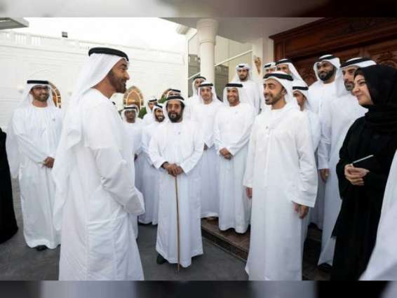 <span>محمد بن زايد يستقبل فريق عمل " مبادرة تعزيز قوة جواز السفر الإماراتي ".. ويؤكد: فخورون بدبلوماسيتنا</span>