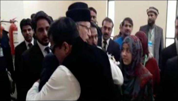 Model Town case: Gullu Butt hugs Dr Tahir ul Qadri in Supreme Court