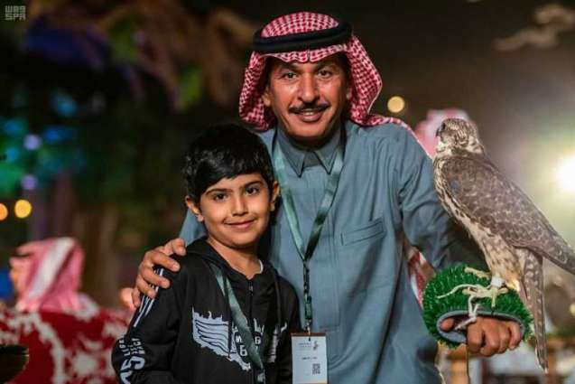 (معرض الصقورالسعودي) الأطفال يوثقون ذكرياتهم بالصور في يومه الأخير