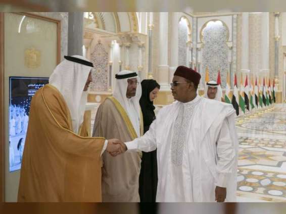 <span>محمد بن زايد يستقبل رئيس النيجر</span>