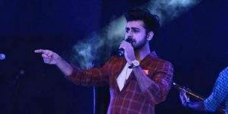 Farhan Saeed pays tribute to Junaid Jamshed in live concert