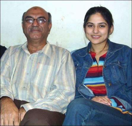 Sanam Baloch seeks prayers for her ailing father